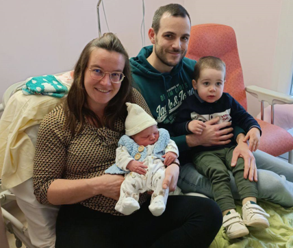 Sur la photo : Siméon, entouré de ses parents et de son grand frère Merlin